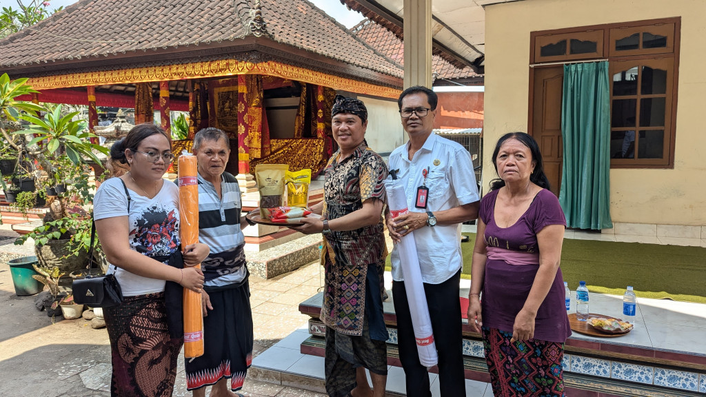 Perbekel Desa Abiansemal Dauh Yeh Cani Serahkan Bantuan Penunjang Penguburan kepada Warga Banjar Batanbuah dan Banjar Belawan